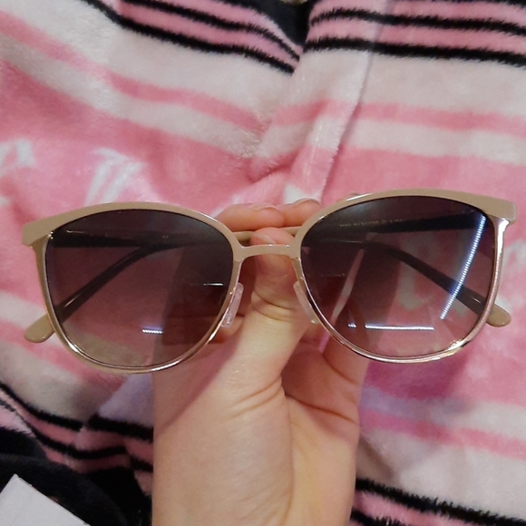 Sunglasses from LAUNDRY by DESIGN - Picture 4 of 8